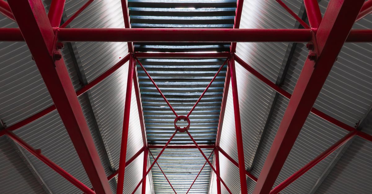 Estructura metálica de un galpón con vigas y triangulaciones
